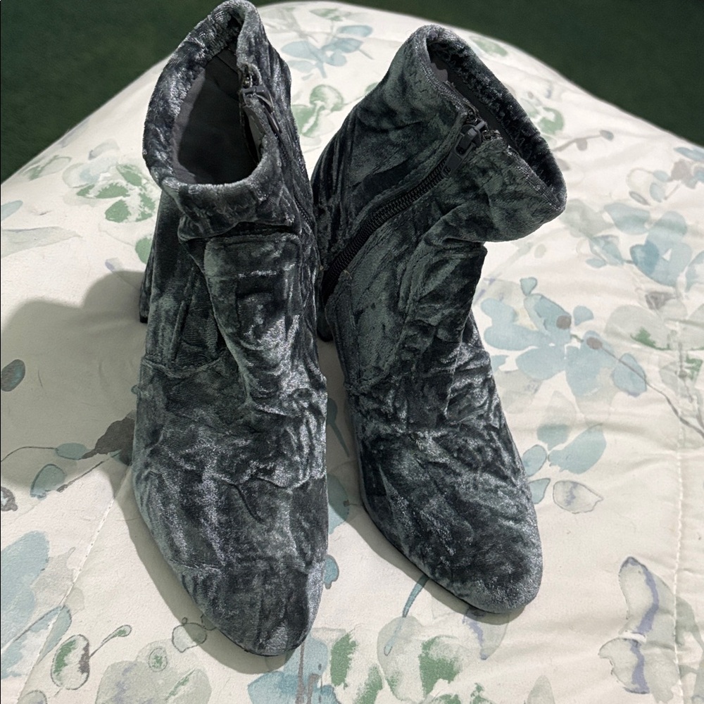 Steve Madden Blue Velvet Ankle Boots Size 6.5